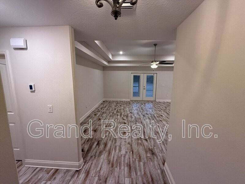 4999 Creekside Ln - Photo 4 of 26