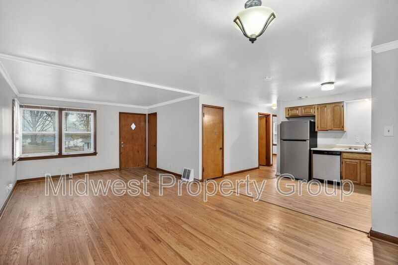 1015 Avant Dr - Photo 3 of 25