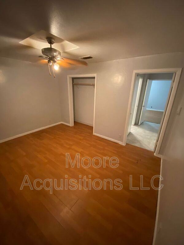 810 W Day St - Photo 3 of 17