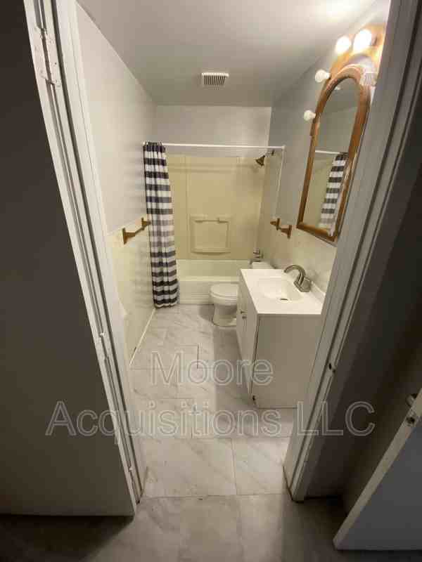 810 W Day St - Photo 5 of 17