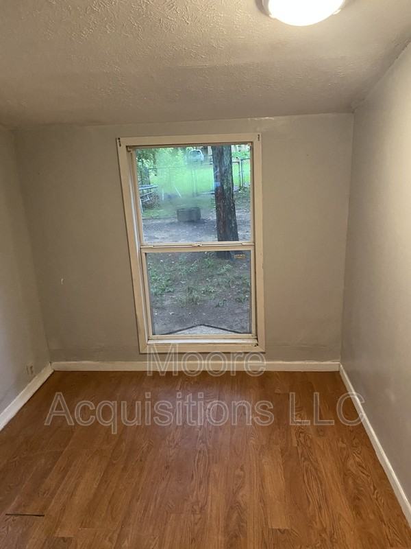 810 W Day St - Photo 6 of 17