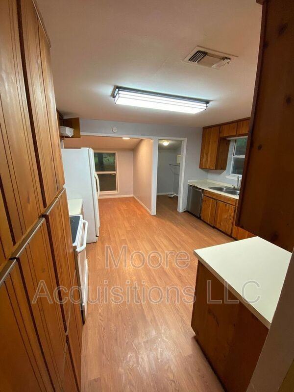 810 W Day St - Photo 7 of 17