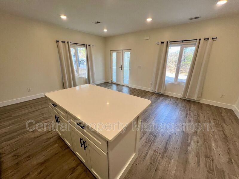 30 Beverly Hills Dr - Photo 6 of 21