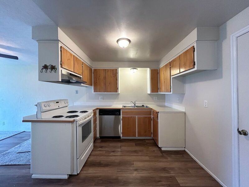 267 S 40th St - Photo 6 of 15