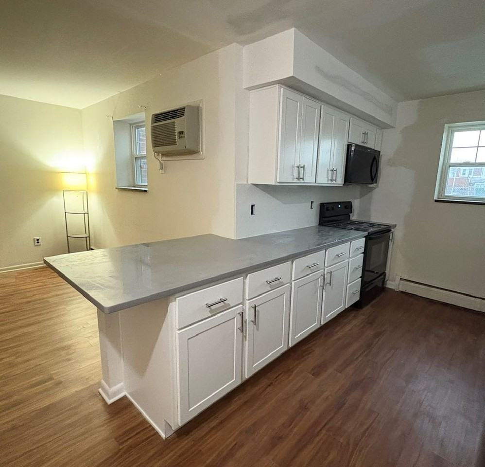 Mohawk Manor - Photo 5 of 23