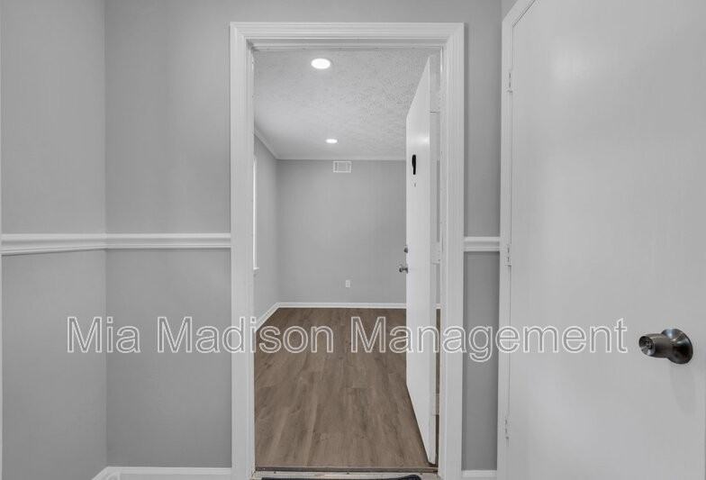 111 E Mell St #7 - Photo 3 of 17