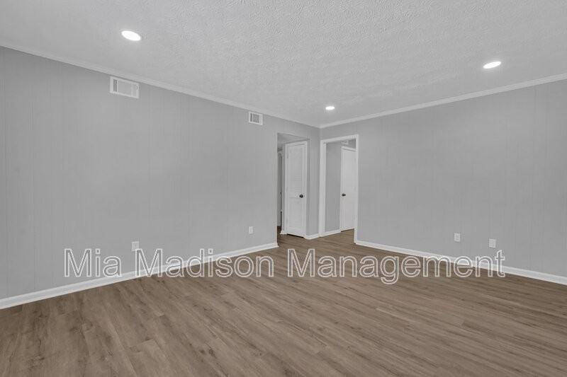 111 E Mell St #7 - Photo 4 of 17