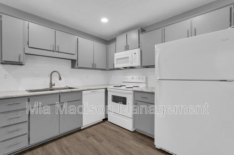 111 E Mell St #7 - Photo 5 of 17