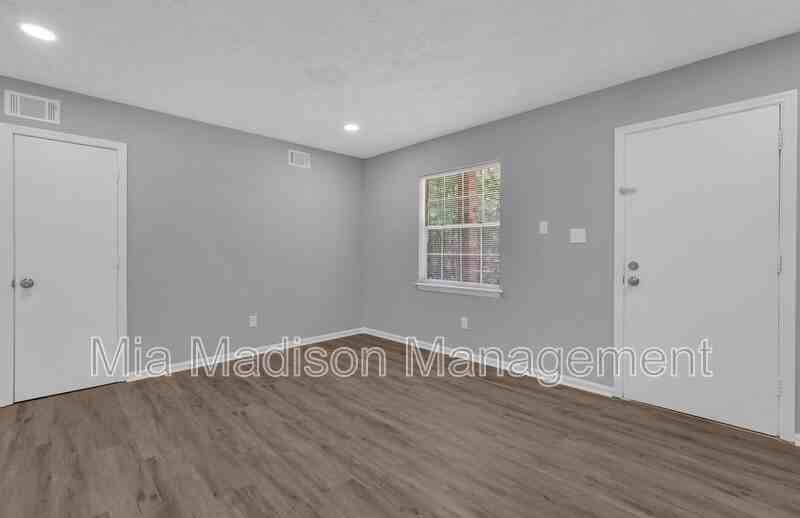 111 E Mell St #7 - Photo 7 of 17