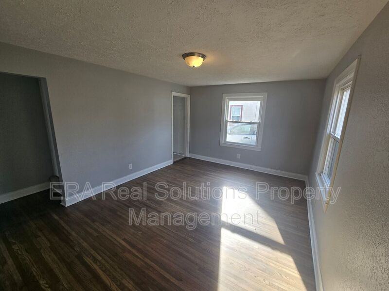 2578 Mcguffey Rd - Photo 2 of 9