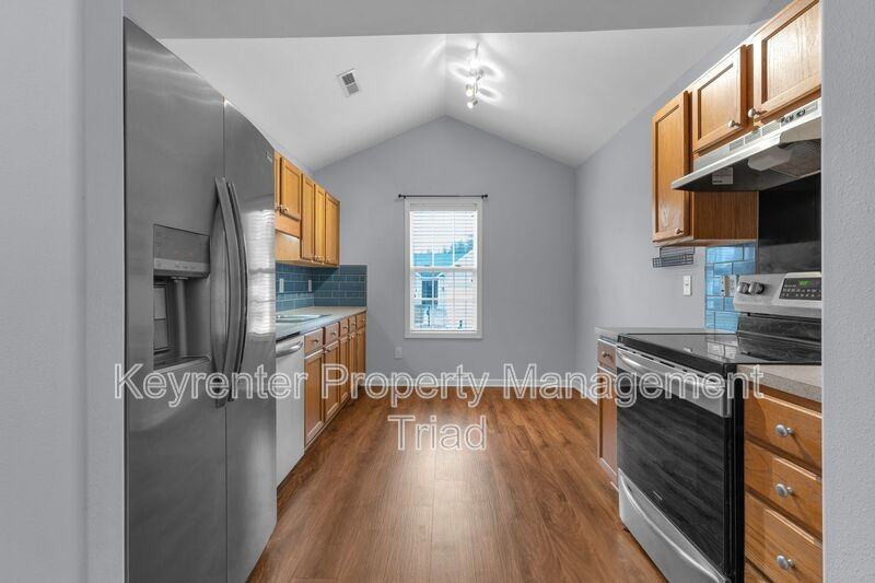 540 Lake Way - Photo 2 of 33