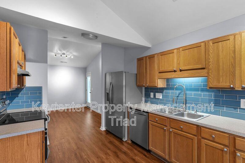 540 Lake Way - Photo 3 of 33