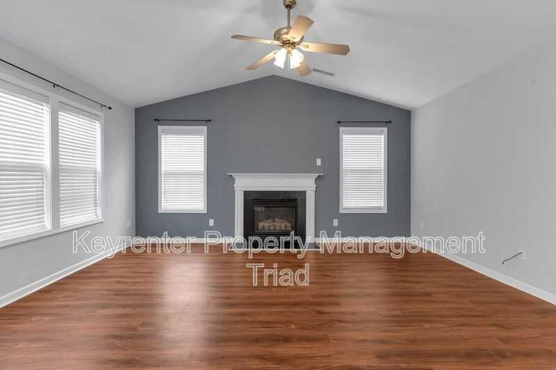 540 Lake Way - Photo 4 of 33