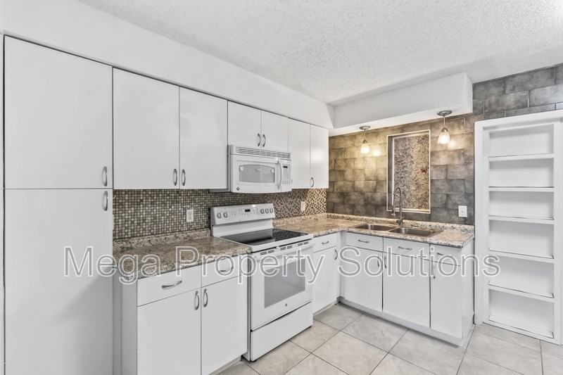 15208 Omaha St - Photo 3 of 10