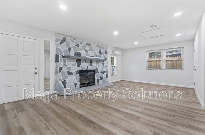 15208 Omaha St - Photo 7 of 10