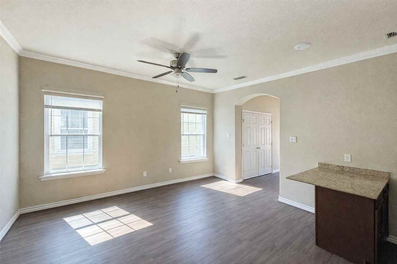 811 S Wilson St - Photo 4 of 22