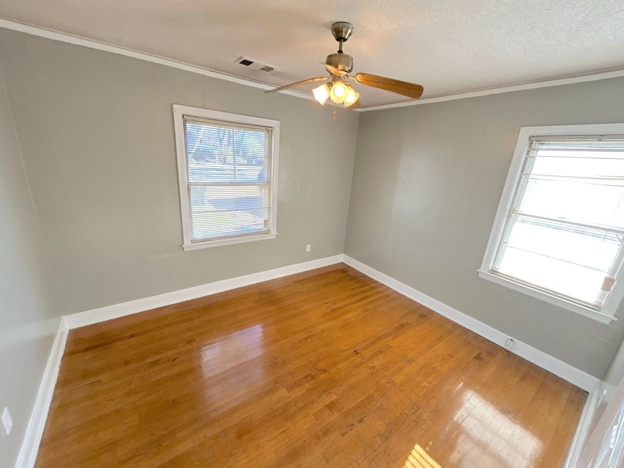 1323 Victor Dr - Photo 3 of 10