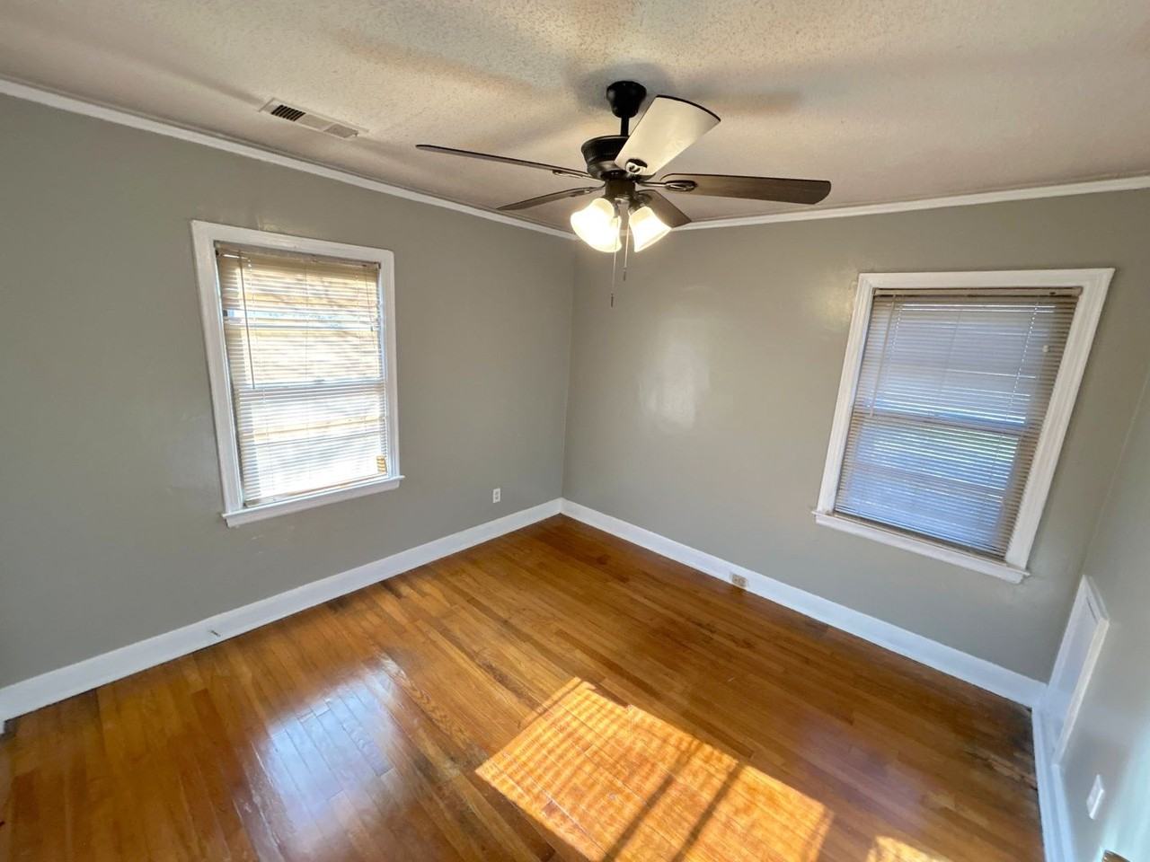 1323 Victor Dr - Photo 4 of 10