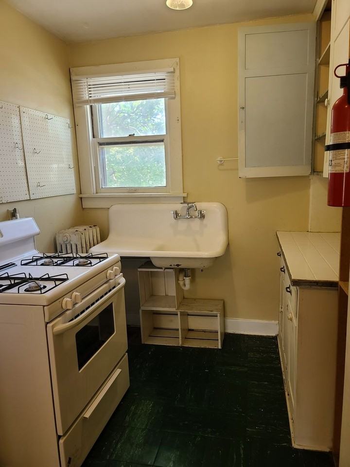 410 W Green St - Photo 3 of 5