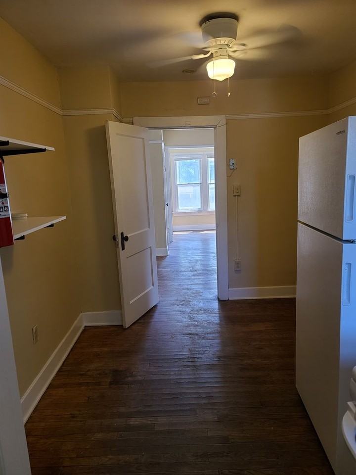 410 W Green St - Photo 4 of 5