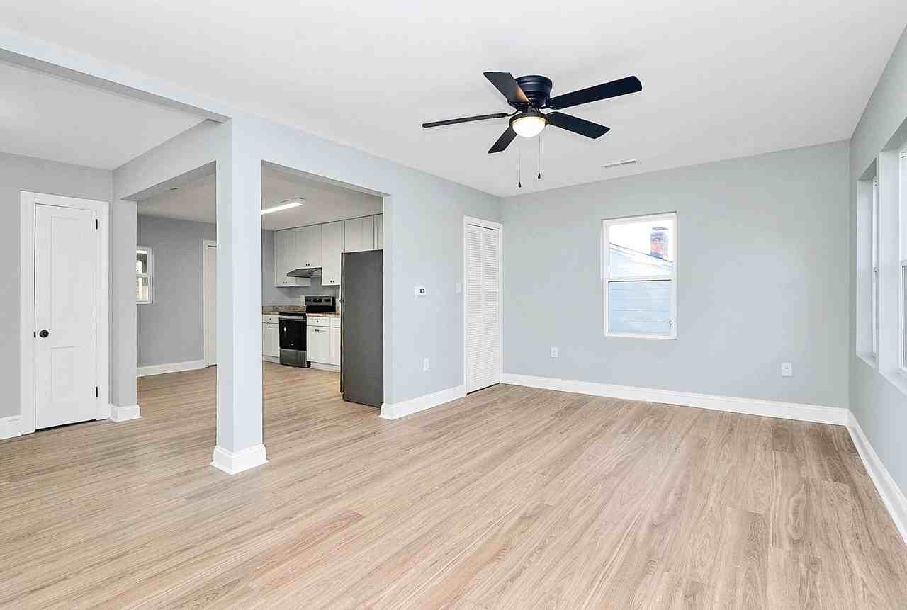 1521 Effingham Rd - Photo 4 of 20