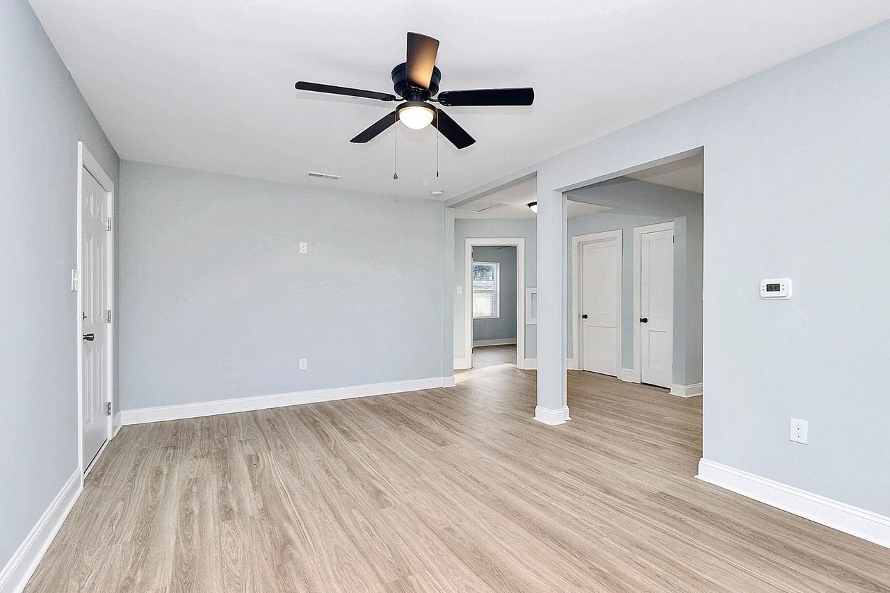 1521 Effingham Rd - Photo 5 of 20