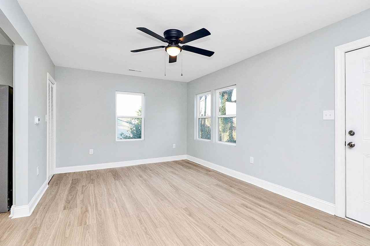 1521 Effingham Rd - Photo 6 of 20