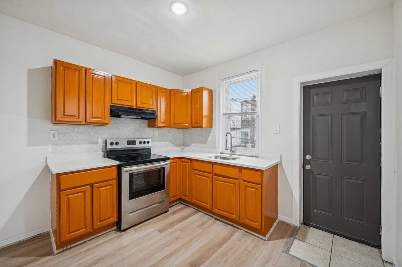 547 S Redfield St - Photo 2 of 15