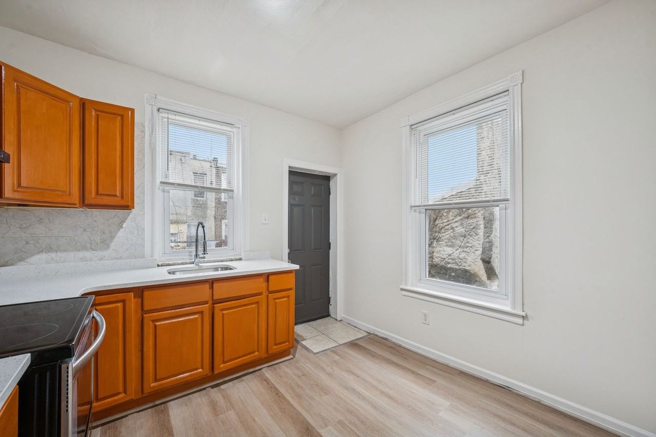 547 S Redfield St - Photo 3 of 15