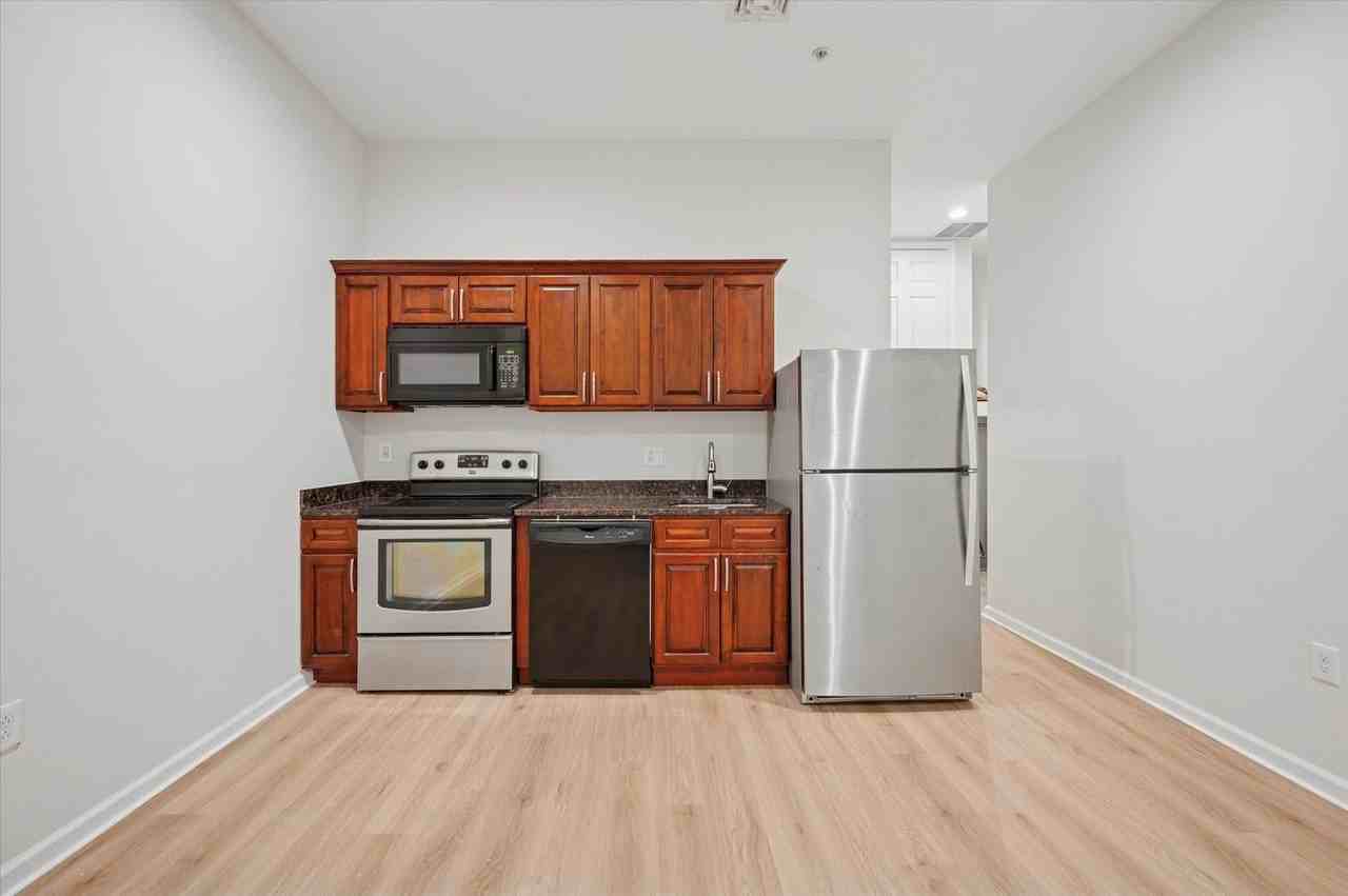 1204 Chestnut St - Photo 3 of 19