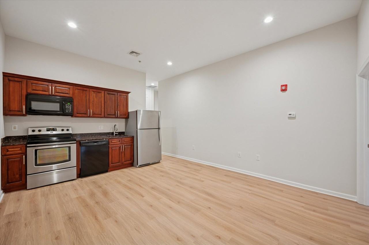 1204 Chestnut St - Photo 4 of 19