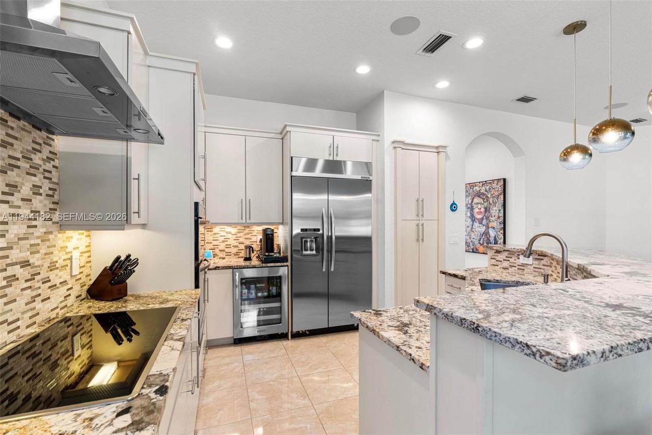 10185 Cameilla St - Photo 4 of 40