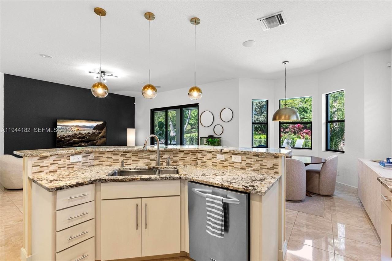 10185 Cameilla St - Photo 5 of 40