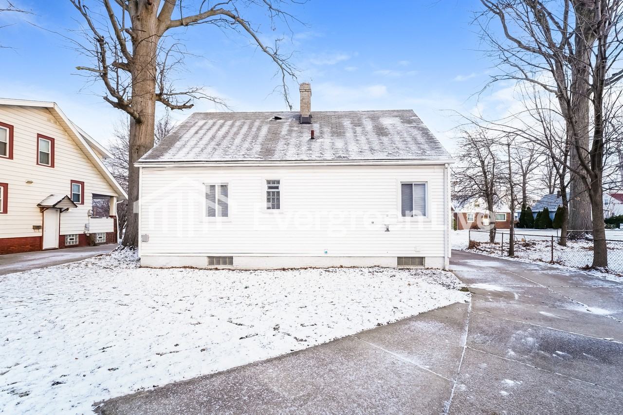 23200 Blackstone Ave - Photo 4 of 18