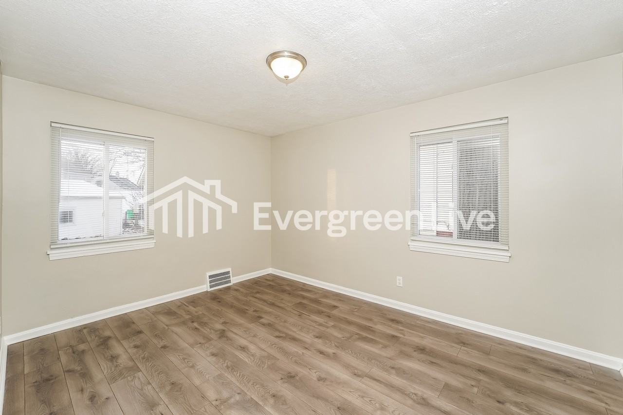 23200 Blackstone Ave - Photo 5 of 18