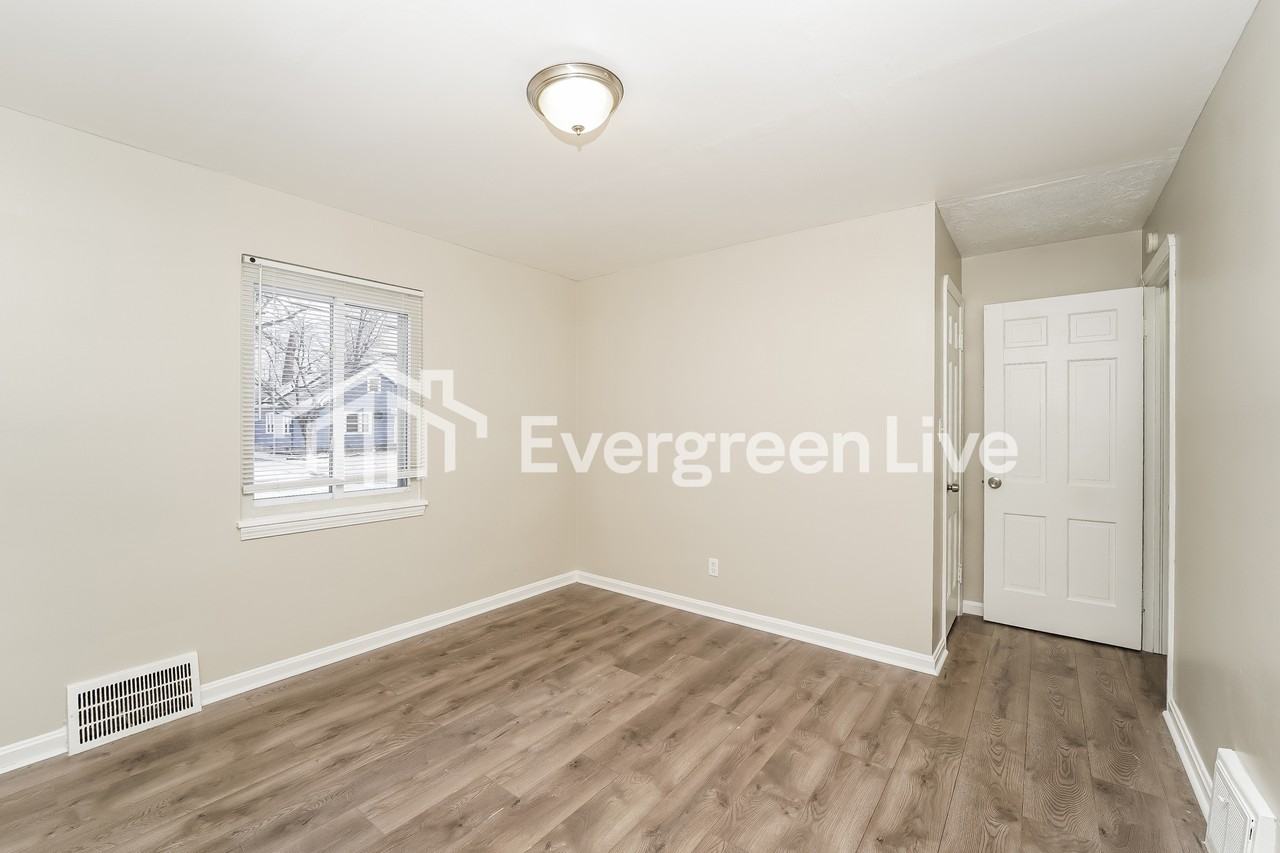 23200 Blackstone Ave - Photo 6 of 18