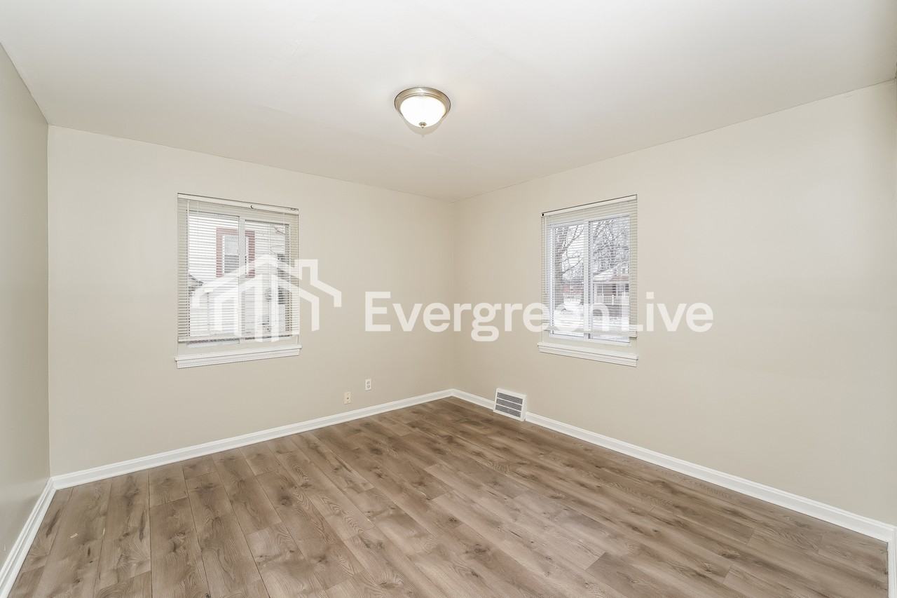 23200 Blackstone Ave - Photo 7 of 18