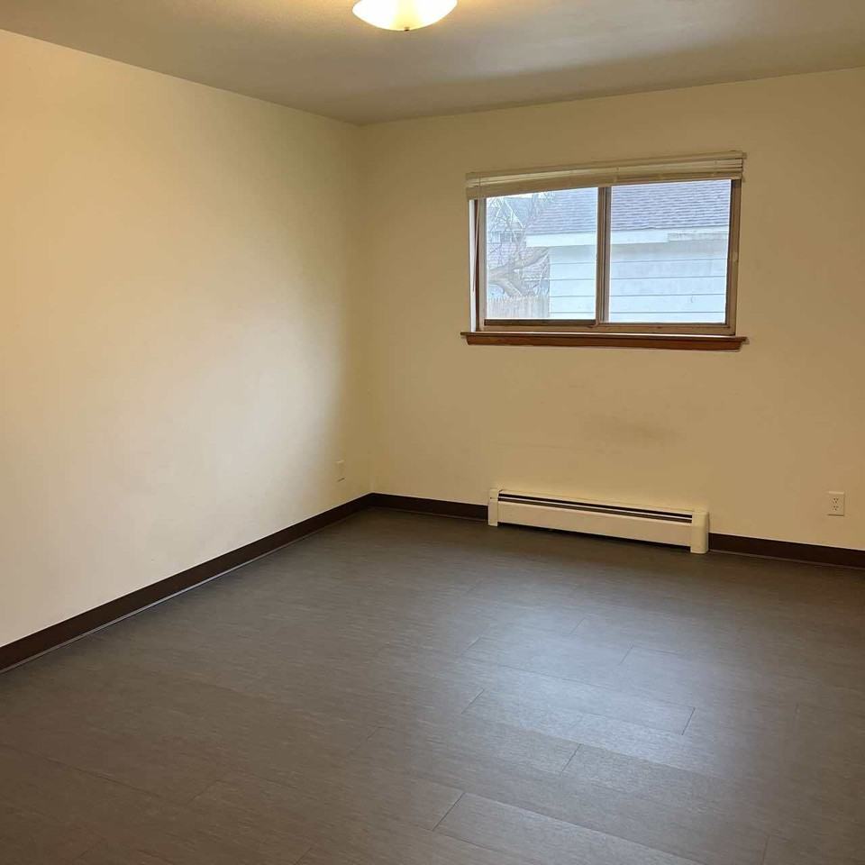 210 North Summit Street - Photo 3 of 9