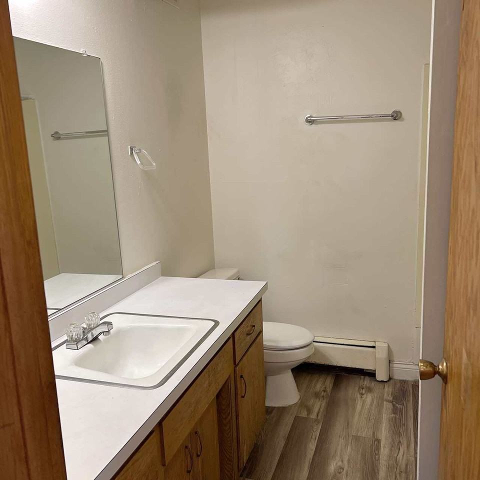 210 North Summit Street - Photo 4 of 9