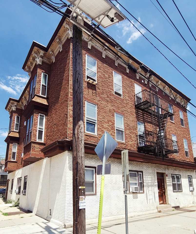 1137-1139 Summit Ave - Photo 2 of 2