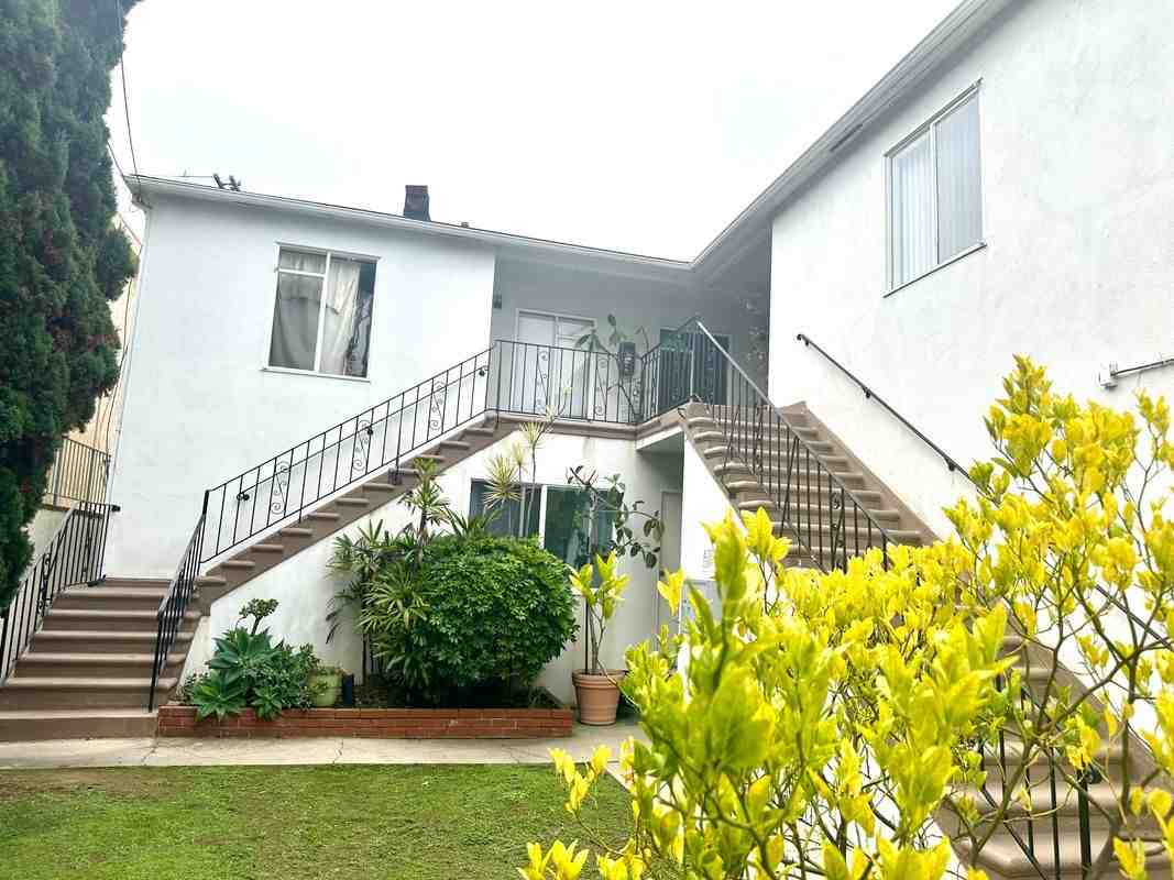 810 7th St ##D - Photo 6 of 9