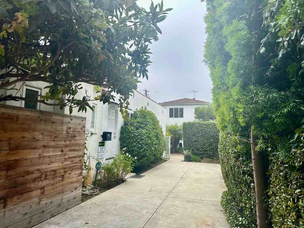 810 7th St ##D - Photo 7 of 9