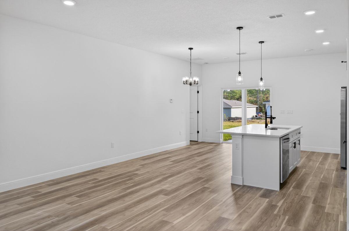 1852 W Quaker Ln - Photo 5 of 24