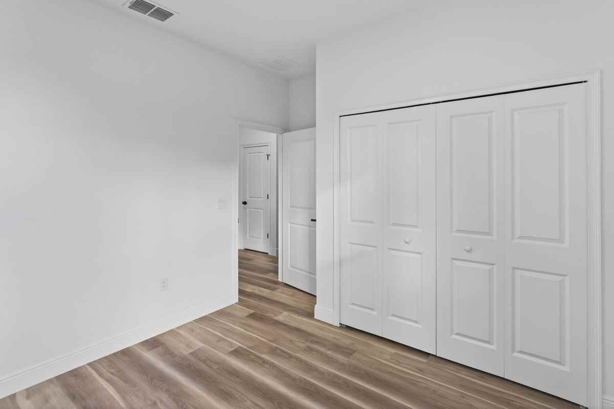 1852 W Quaker Ln - Photo 6 of 24