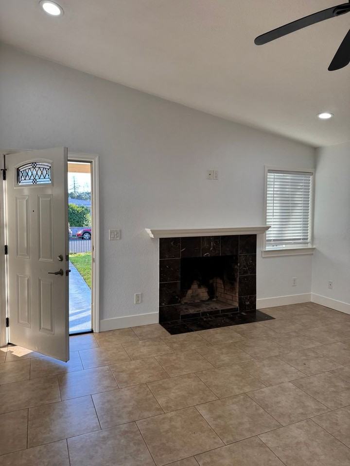 208 Holly St - Photo 3 of 28