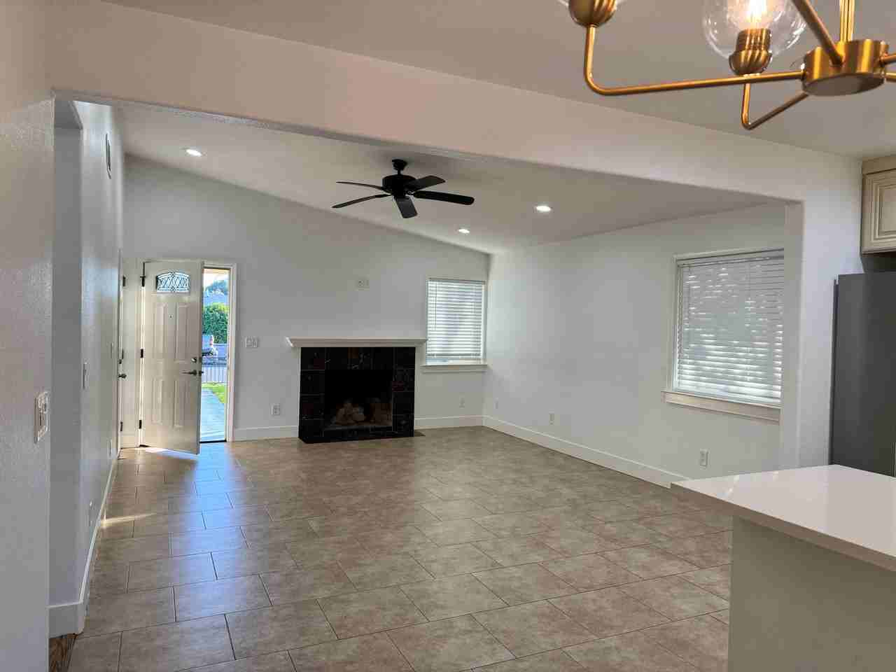 208 Holly St - Photo 4 of 28