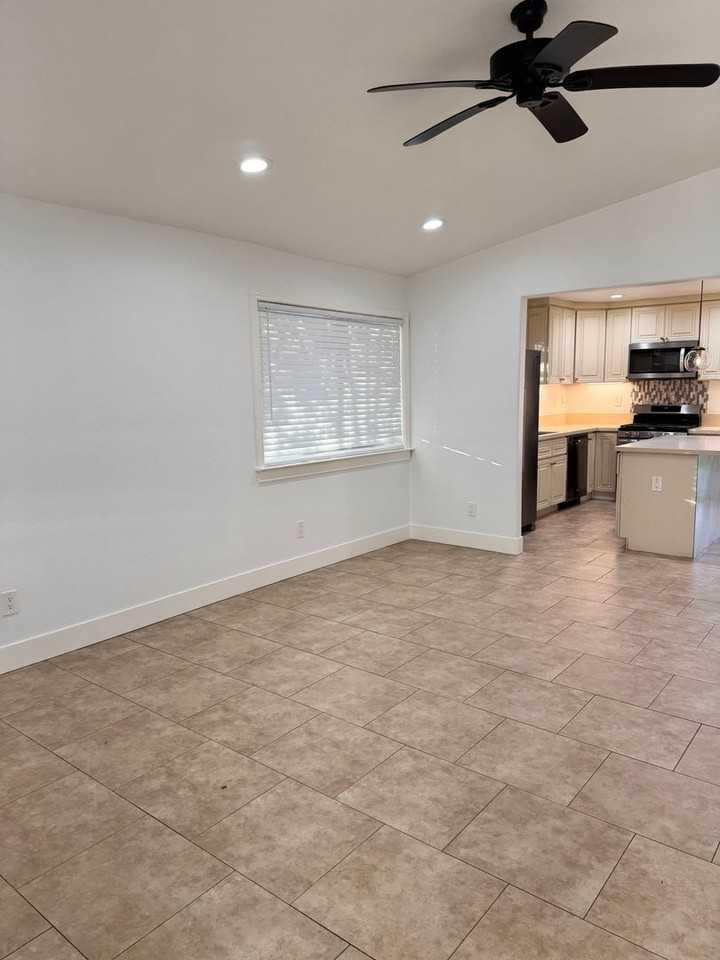 208 Holly St - Photo 5 of 28