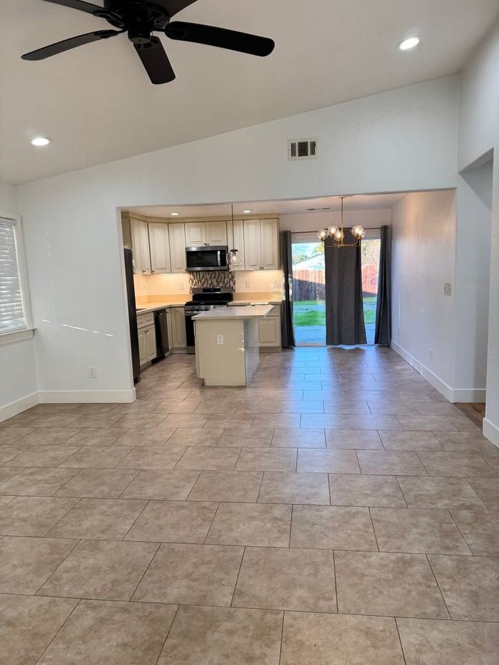 208 Holly St - Photo 6 of 28