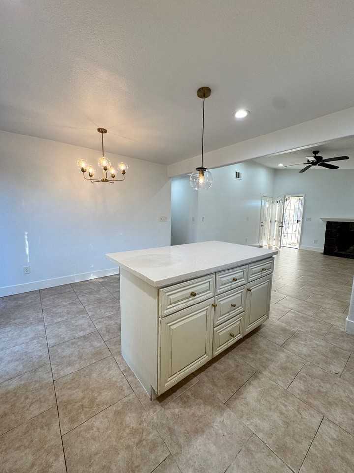 208 Holly St - Photo 7 of 28