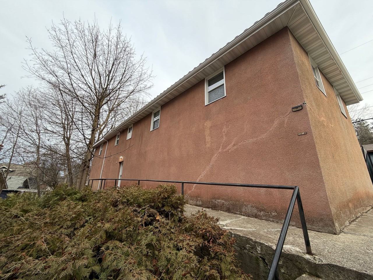 921 South Monroe - Photo 2 of 4